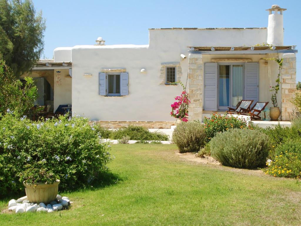 een wit huis met een tuin met struiken bij Kalma villa in Santa Maria