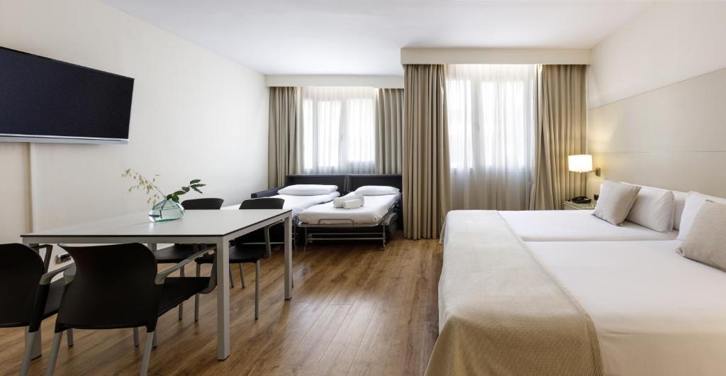 Aparthotel Mariano Cubi Barcelona - Family Apartment (2 Adults + 2 Children)