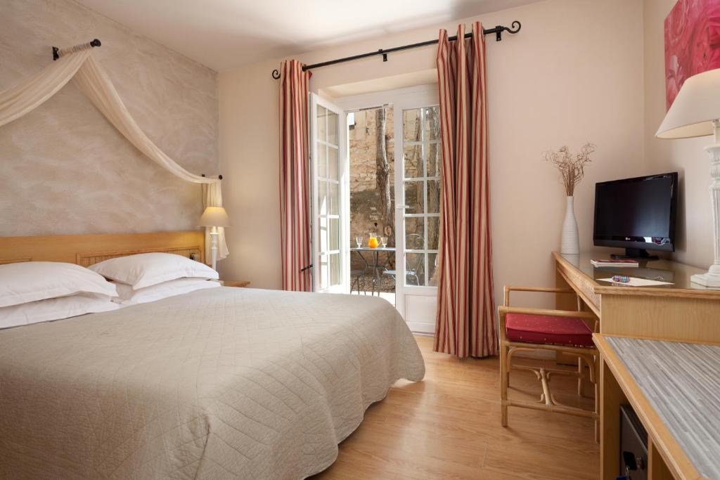 Una cama o camas en una habitación de Hôtel Le Pré Galoffre