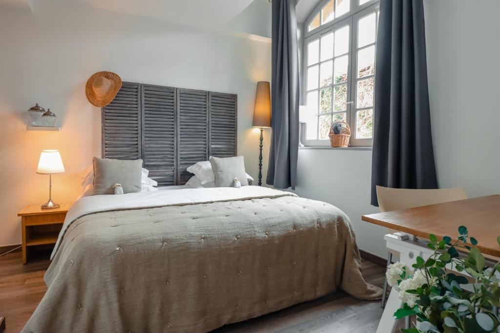 Una cama o camas en una habitación de Hôtel Le Pré Galoffre