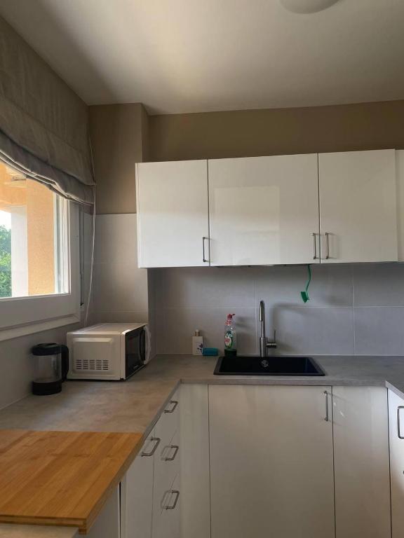 Kuchyň nebo kuchyňský kout v ubytování Cardedeu City and Circuit apartment