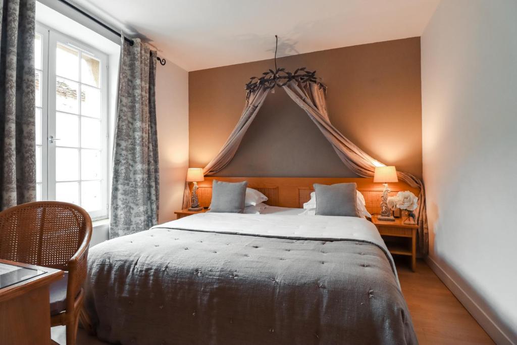 Una cama o camas en una habitación de Hôtel Le Pré Galoffre
