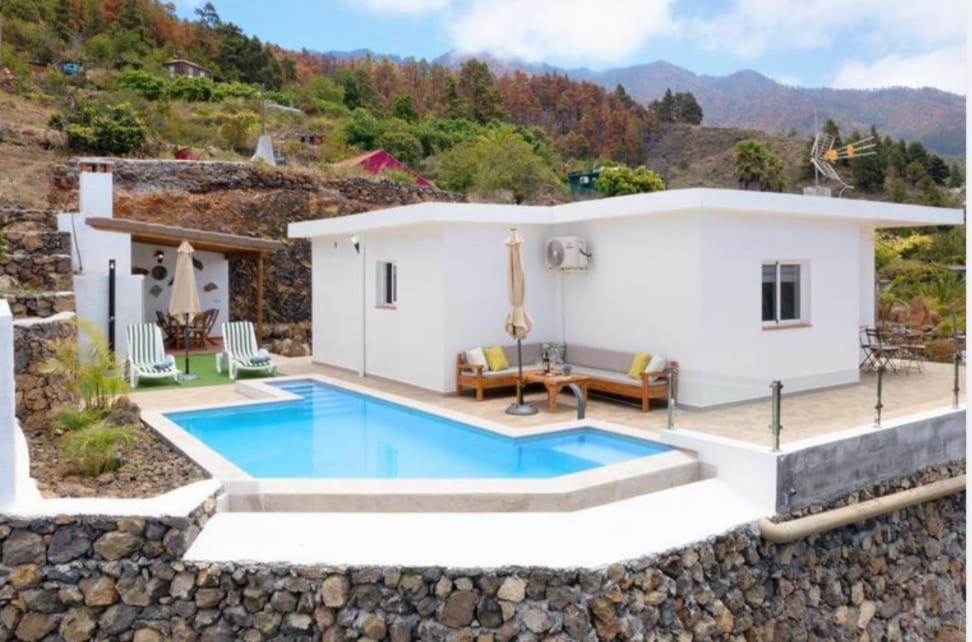 a villa with a swimming pool and a house at Casa Valista in Tijarafe
