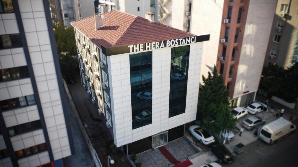 イスタンブールにあるThe Hera Bostancıの看板が立つ建物の上空