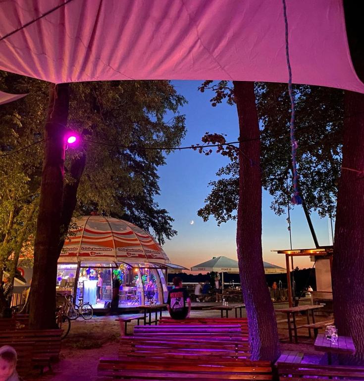 Reštaurácia alebo iné gastronomické zariadenie v ubytovaní Centrum Trzy Jeziora Wieleń