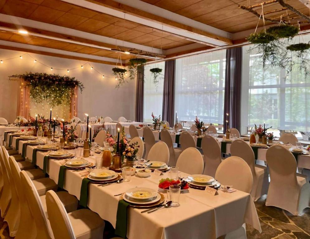 Reštaurácia alebo iné gastronomické zariadenie v ubytovaní Centrum Trzy Jeziora Wieleń