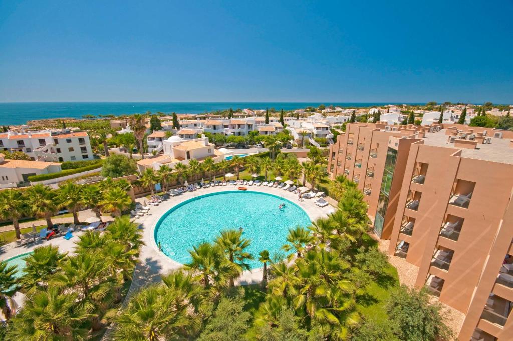 uma vista aérea de um resort com uma piscina e palmeiras em NAU Sao Rafael Suites - All Inclusive em Albufeira