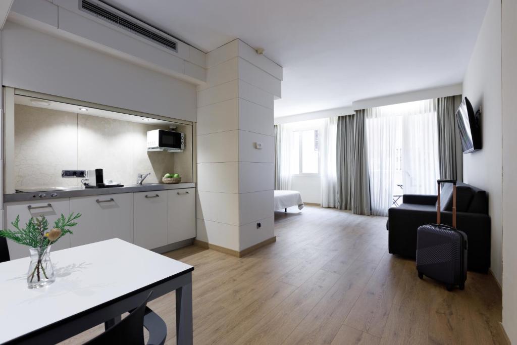Aparthotel Mariano Cubi Barcelona - Triple Apartment