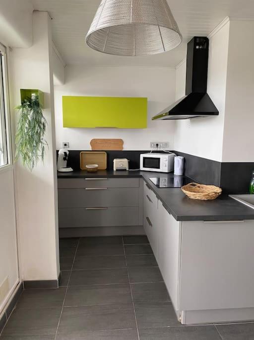 Una cocina o zona de cocina en Appartement terrasse avec vue