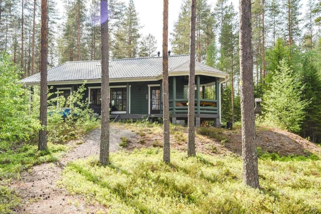 une maison au milieu de la forêt dans l'établissement Villa Classic, à Ähtäri