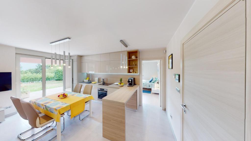 Η κουζίνα ή μικρή κουζίνα στο Design Apartment EMERALD Viškovo