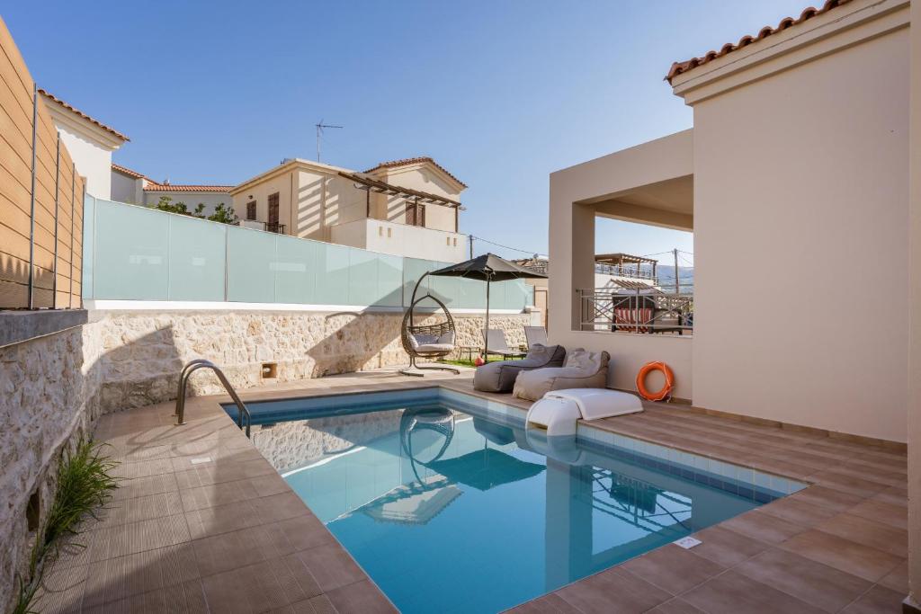Agios DimitriosにあるVilla Ismini 3 bedrooms,pool, barbequeの裏庭のスイミングプール