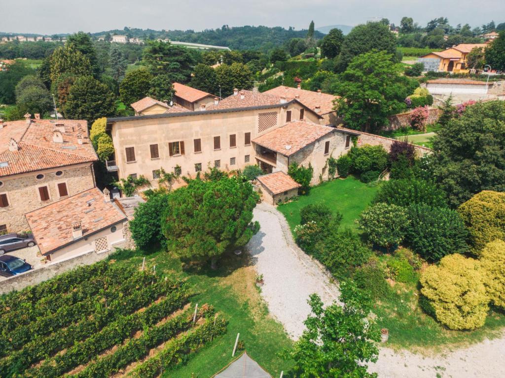 an aerial view of a house and a vineyard at Franciacorta Country Lodges in Cazzago San Martino