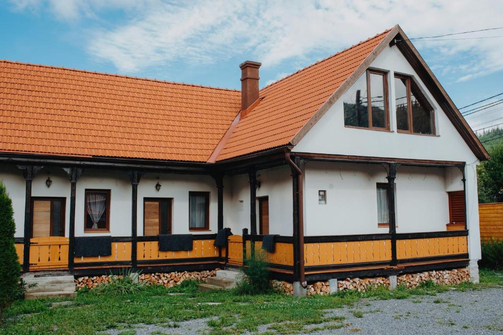 una casa con techo naranja en Casa Florea Stanceni en Ciobotani