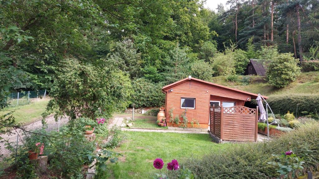 a small wooden cabin in the middle of a yard at Ferienhaus in Geesthacht-Tesperhude direkt am Waldrand in Geesthacht