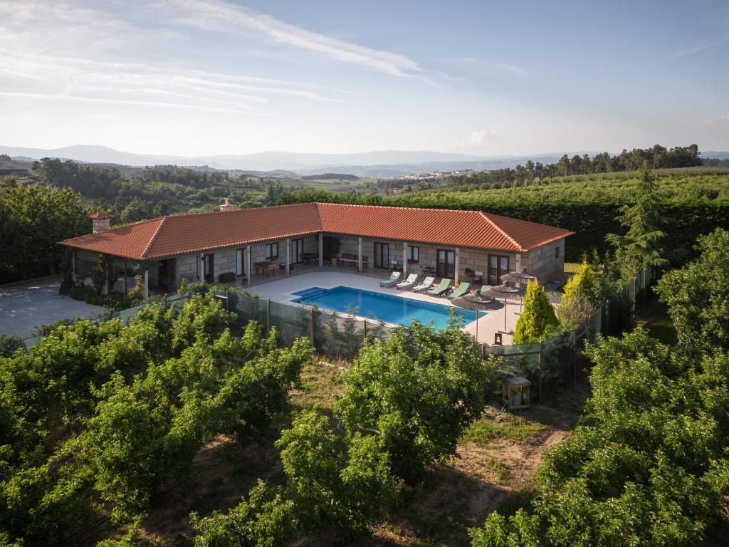 an aerial view of a house in a vineyard at Feel Discovery Maçã Douro in Armamar
