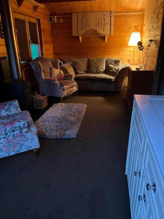 卡特漢的住宿－Nags Rest，客厅配有沙发和两把椅子