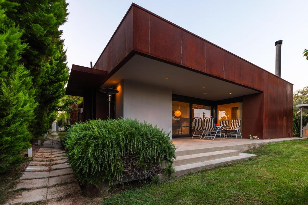 uma casa moderna com um telhado de madeira em F & B Villa Collection - Iron Eco - Mihaniona em Michaniona