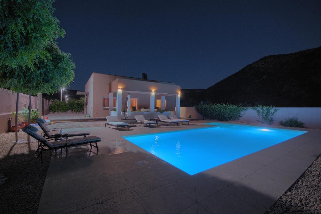 uma piscina em frente a uma casa à noite em Villa Vita em Mostar