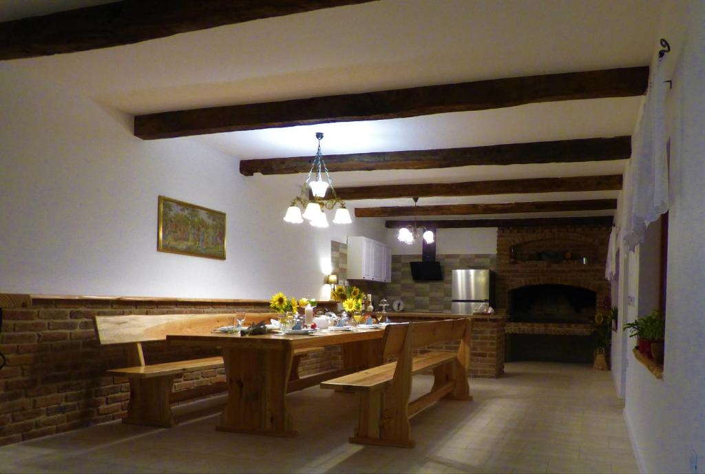 jadalnia ze stołem i kominkiem w obiekcie Seoska vila Vallis Aurea w mieście Kaptol