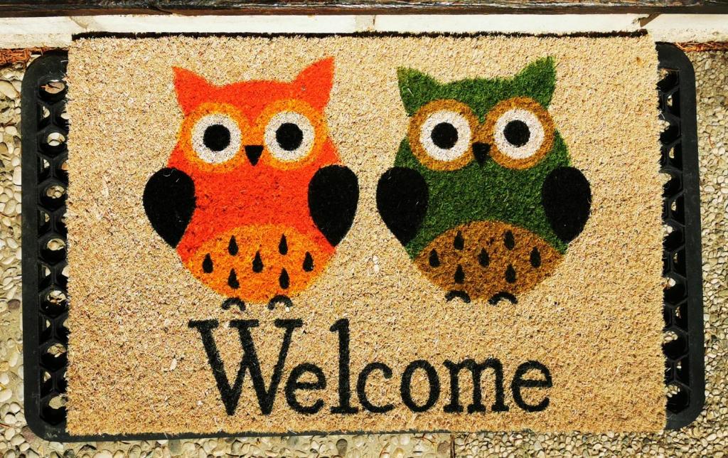 a welcome sign with three owls on it at MERIKOTKA - a cozy wooden cottage, sLOVEnia in Braslovče