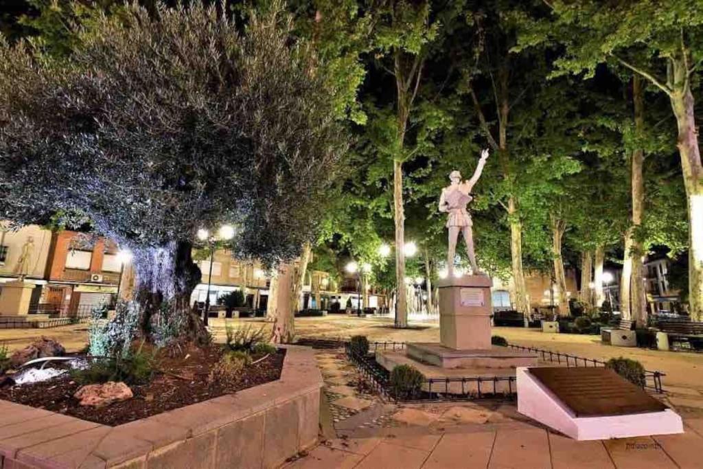 a statue of a man with his arm in the air at Apto. Singular en la Mancha Banco de Inversiones in Argamasilla de Alba