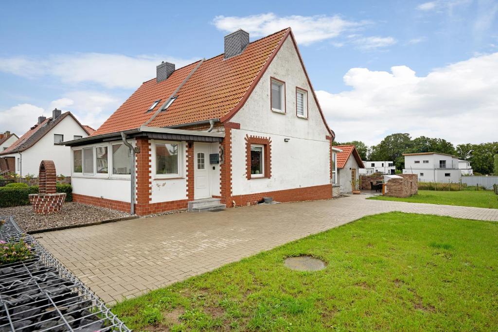 une maison blanche avec un toit rouge dans l'établissement Haus Friede, à Kalkhorst
