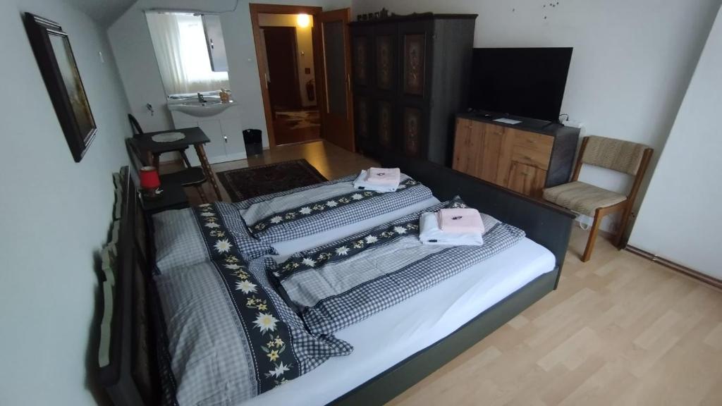 Postel nebo postele na pokoji v ubytování Steinadler apartman Dog-friendly, quiet, garden house with private parking and beautiful views - Kertes apartman egy szoba áráért