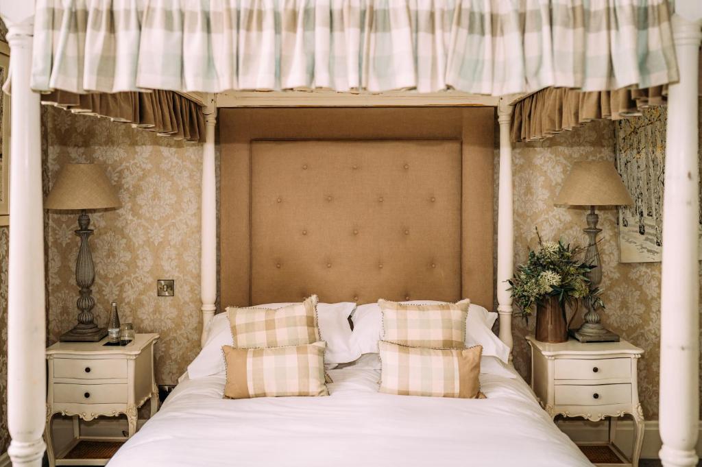 Postel nebo postele na pokoji v ubytování Falcon Manor Hotel