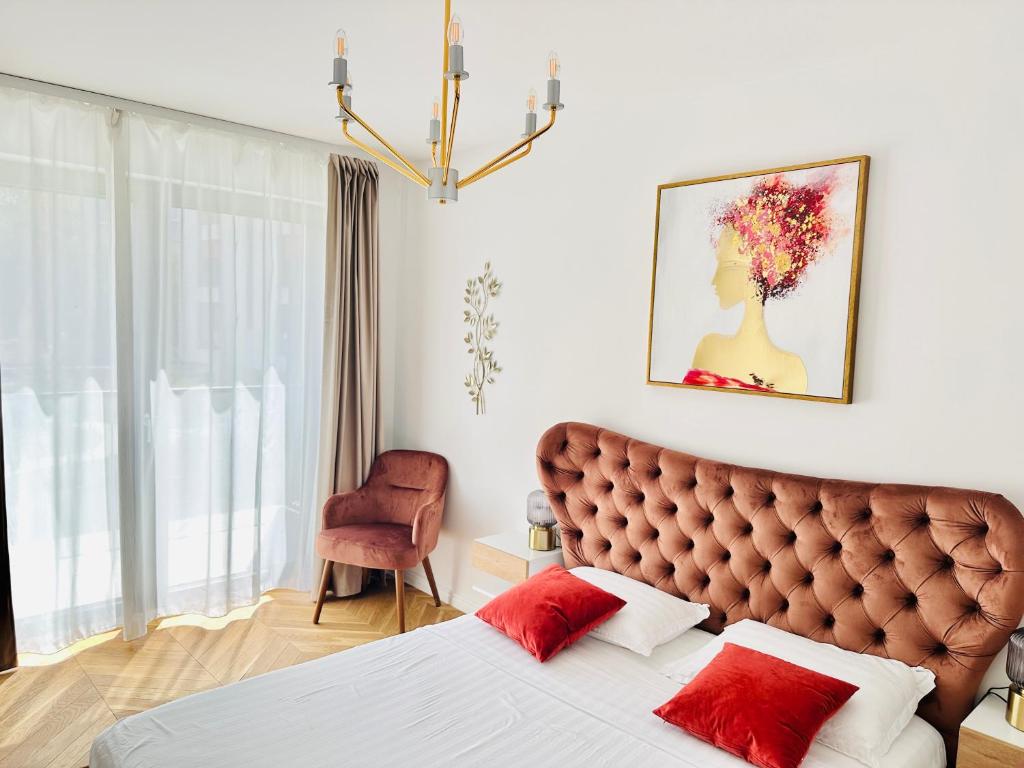 una camera da letto con un grande letto con cuscini rossi di Bel Dom - The Central, spacious 2 rooms luxury apartment a Cluj-Napoca