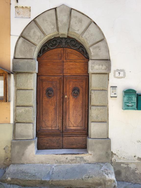 una puerta de madera en un edificio con arco en Casa Marino, en Stia