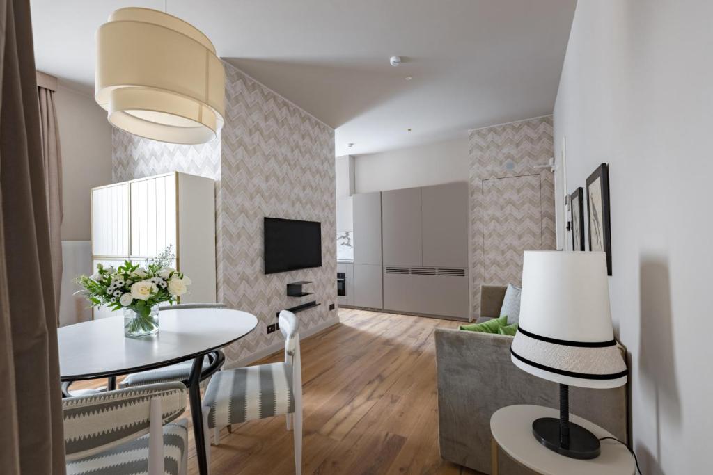 un soggiorno con tavolo e divano di Palazzo Signoria Luxury Apartments 10- Giuditta a Firenze