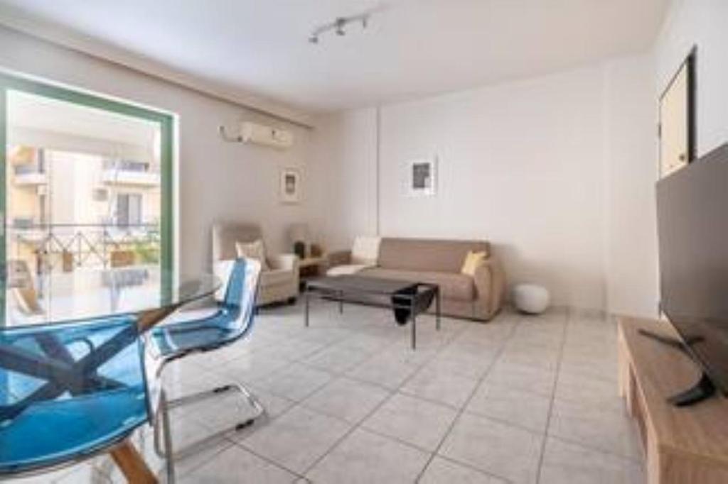 un soggiorno con divano e tavolo di Athens Riviera modern apartment a Pireo