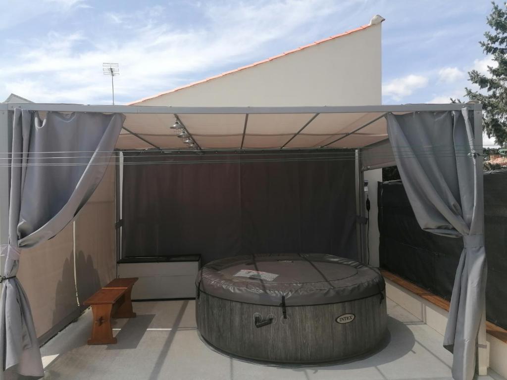 Cette chambre dispose d'une terrasse avec un grand tonneau sur le toit. dans l'établissement L Océan En Vendée, à Avrillé