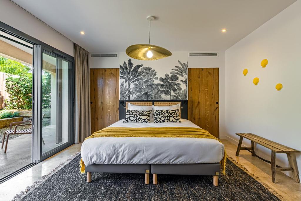 Le Refuge - Gigaro Lodges في لا كروا فالميه: غرفة نوم مع سرير مزدوج كبير وشرفة