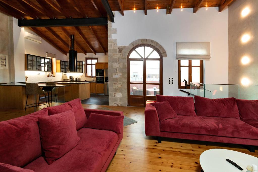 ハニア・タウンにあるLuminous a House of Luxuryのリビングルーム(赤いソファ付)、キッチン