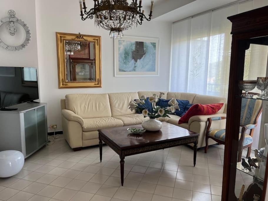 un soggiorno con divano e tavolo di La Casa Del Conte a San Salvatore
