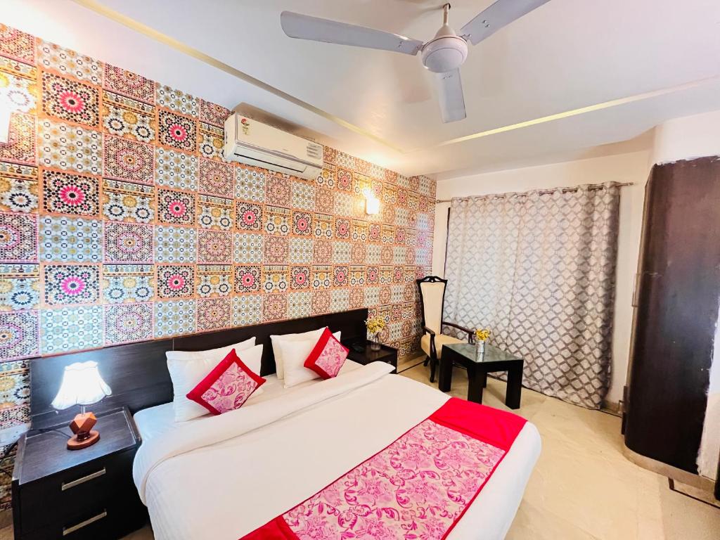 Postel nebo postele na pokoji v ubytování Hotel Dayal Regency near IMT Chowk Manesar, Manesar