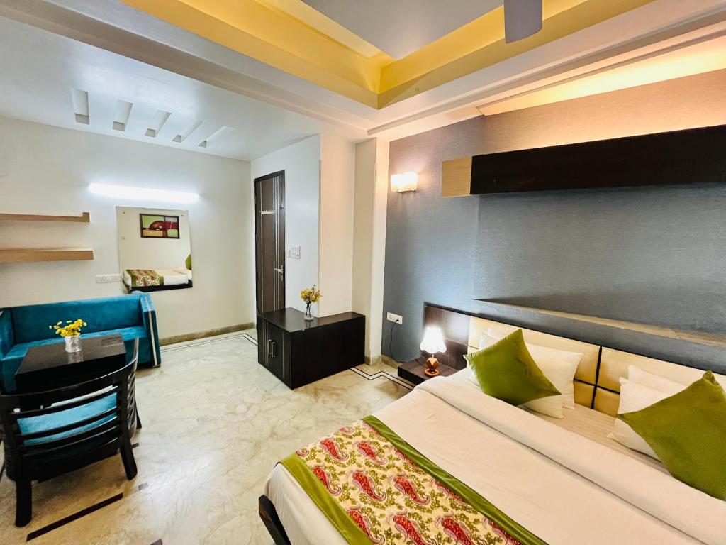 Postel nebo postele na pokoji v ubytování Hotel Dayal Regency near IMT Chowk Manesar, Manesar