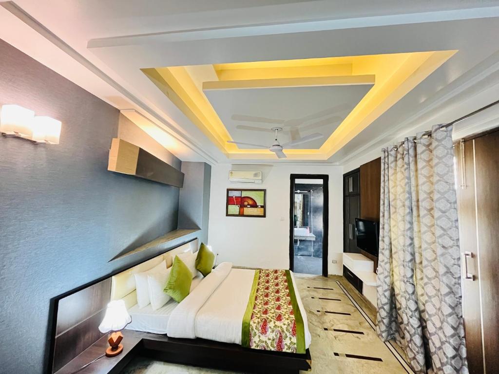 Postel nebo postele na pokoji v ubytování Hotel Dayal Regency near IMT Chowk Manesar, Manesar
