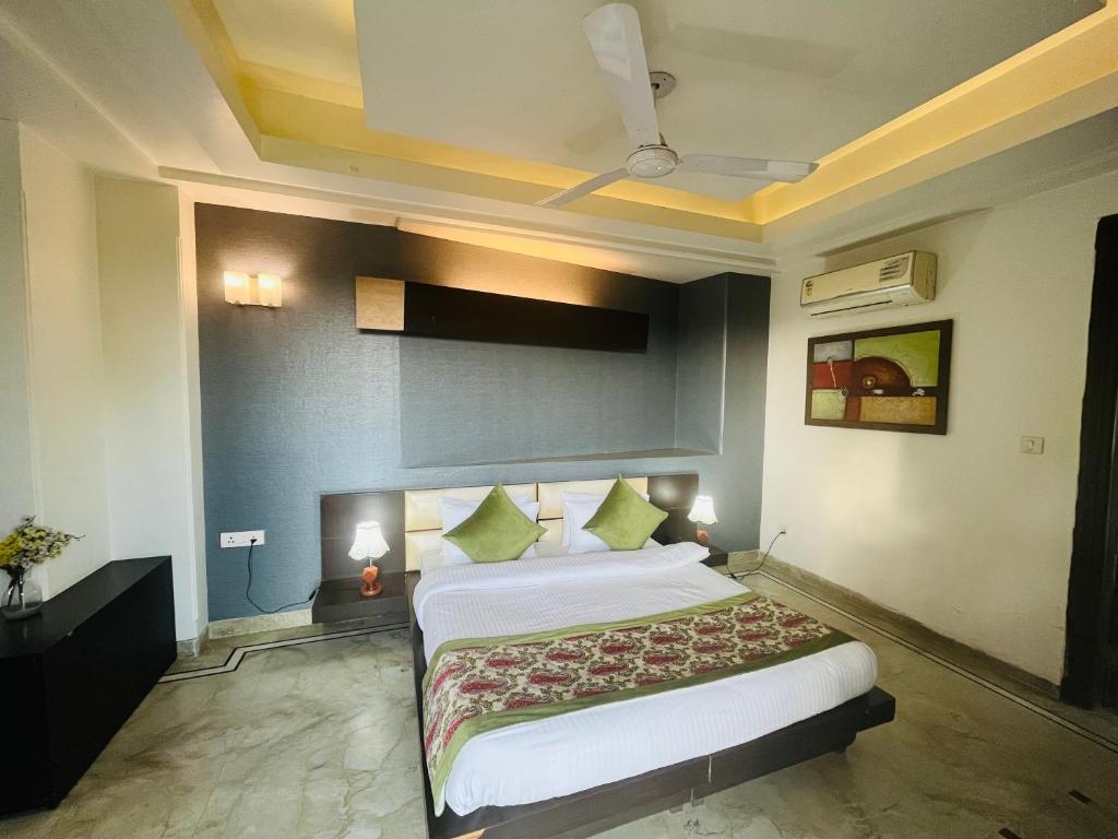 Postel nebo postele na pokoji v ubytování Hotel Dayal Regency near IMT Chowk Manesar, Manesar