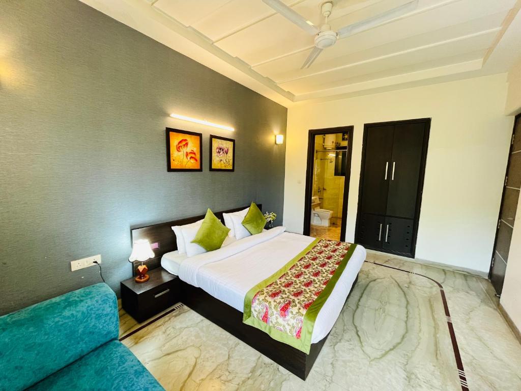 Postel nebo postele na pokoji v ubytování Hotel Dayal Regency near IMT Chowk Manesar, Manesar