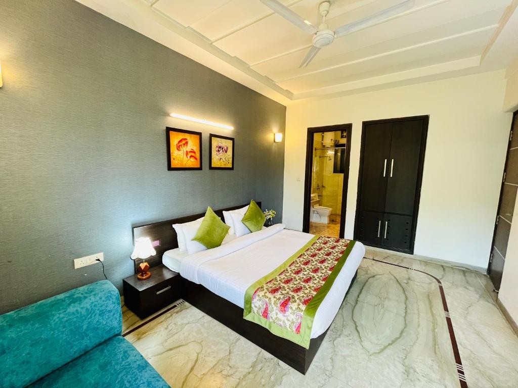 Postel nebo postele na pokoji v ubytování Hotel Dayal Regency near IMT Chowk Manesar, Manesar