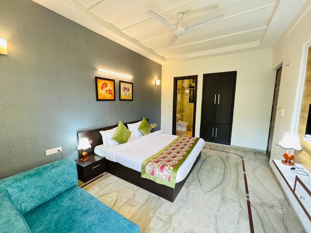 Postel nebo postele na pokoji v ubytování Hotel Dayal Regency near IMT Chowk Manesar, Manesar