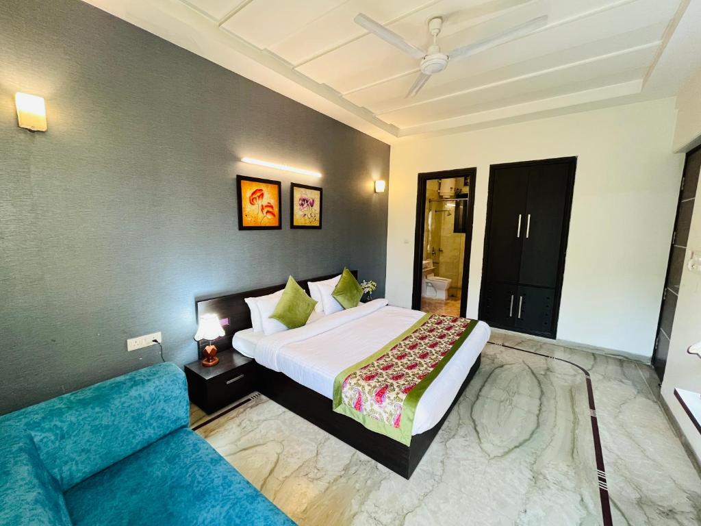 Postel nebo postele na pokoji v ubytování Hotel Dayal Regency near IMT Chowk Manesar, Manesar