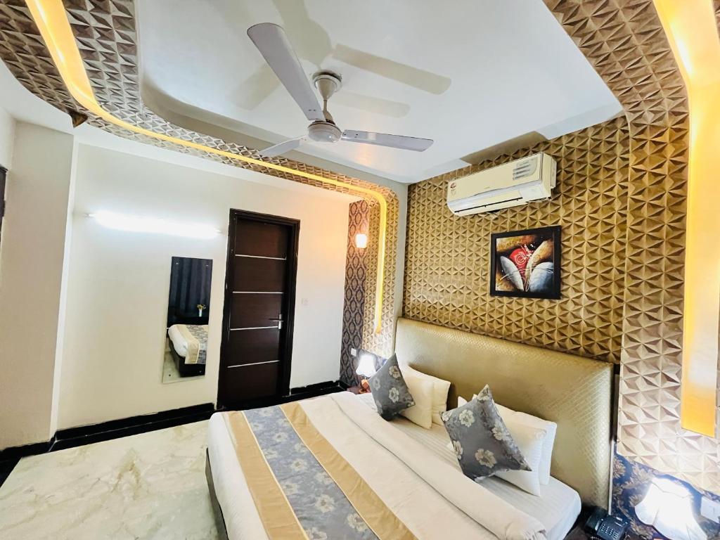 Postel nebo postele na pokoji v ubytování Hotel Dayal Regency near IMT Chowk Manesar, Manesar