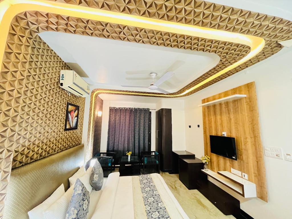 TV a/nebo společenská místnost v ubytování Hotel Dayal Regency near IMT Chowk Manesar, Manesar