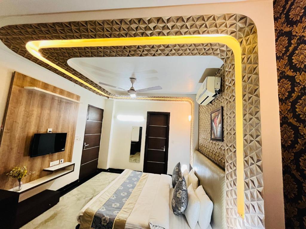 TV a/nebo společenská místnost v ubytování Hotel Dayal Regency near IMT Chowk Manesar, Manesar