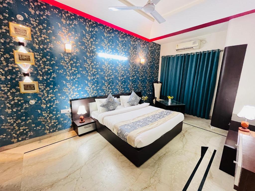 Postel nebo postele na pokoji v ubytování Hotel Dayal Regency near IMT Chowk Manesar, Manesar