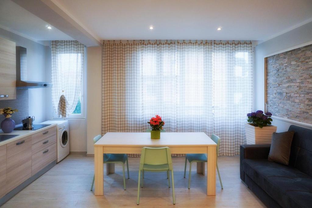 kuchnia i salon ze stołem i krzesłami w obiekcie Residence Deamarina w mieście Marina di Massa